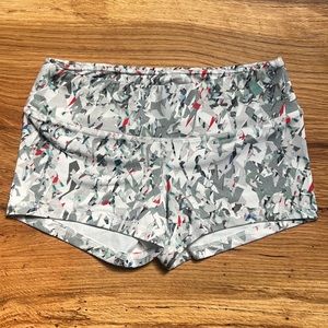 FLEO gray pattern shorts sz Small